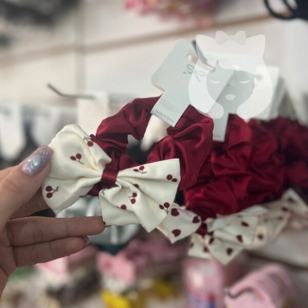 Colita Scrunchie Cerezas C/Moño